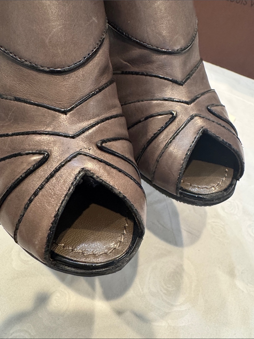 Authr Louis Vuitton Taupe Peep-Toe Leather Ankle Booties with Gold-Tone Buckle - Picture 5 of 15
